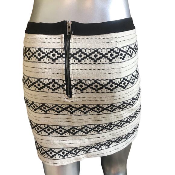 Gap Embroidered Geometric Print White Black Skirt Womens Size 4R - Picture 3 of 5